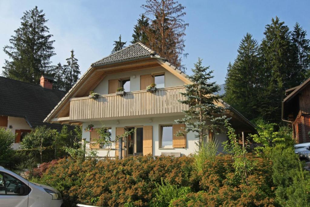 博希尼Apartma - Počitniška hiša Lodi的白色房子,有 ⁇ 帽屋顶