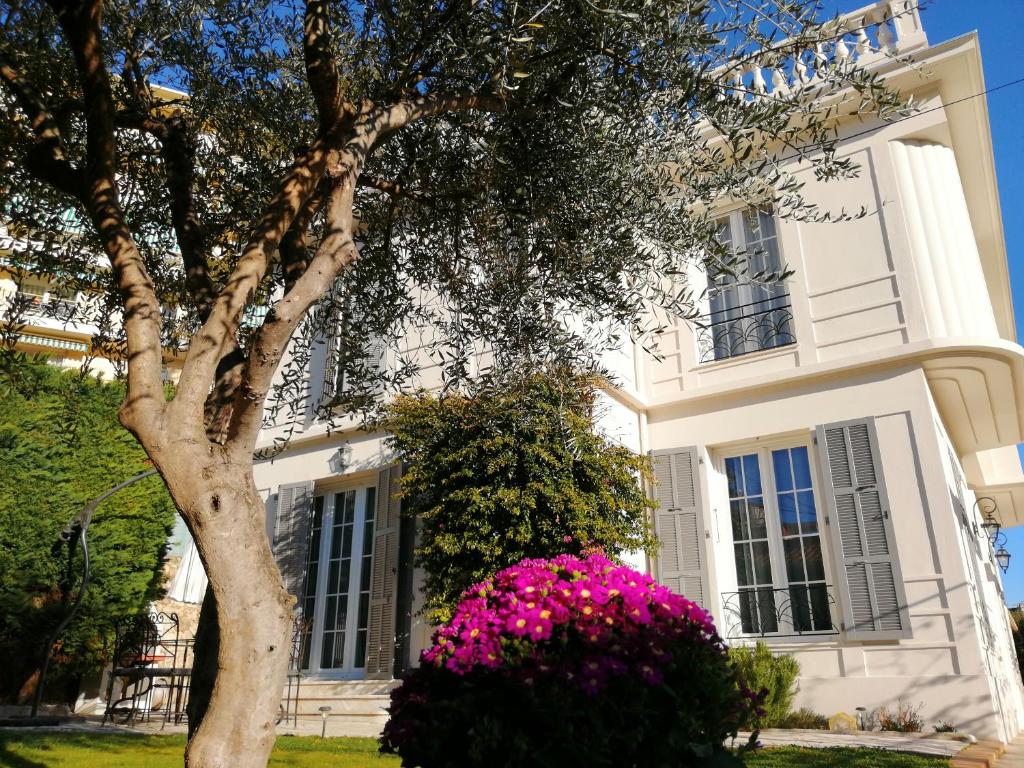戛纳B&B Villa Blanche的前面有粉红色花的白色房子