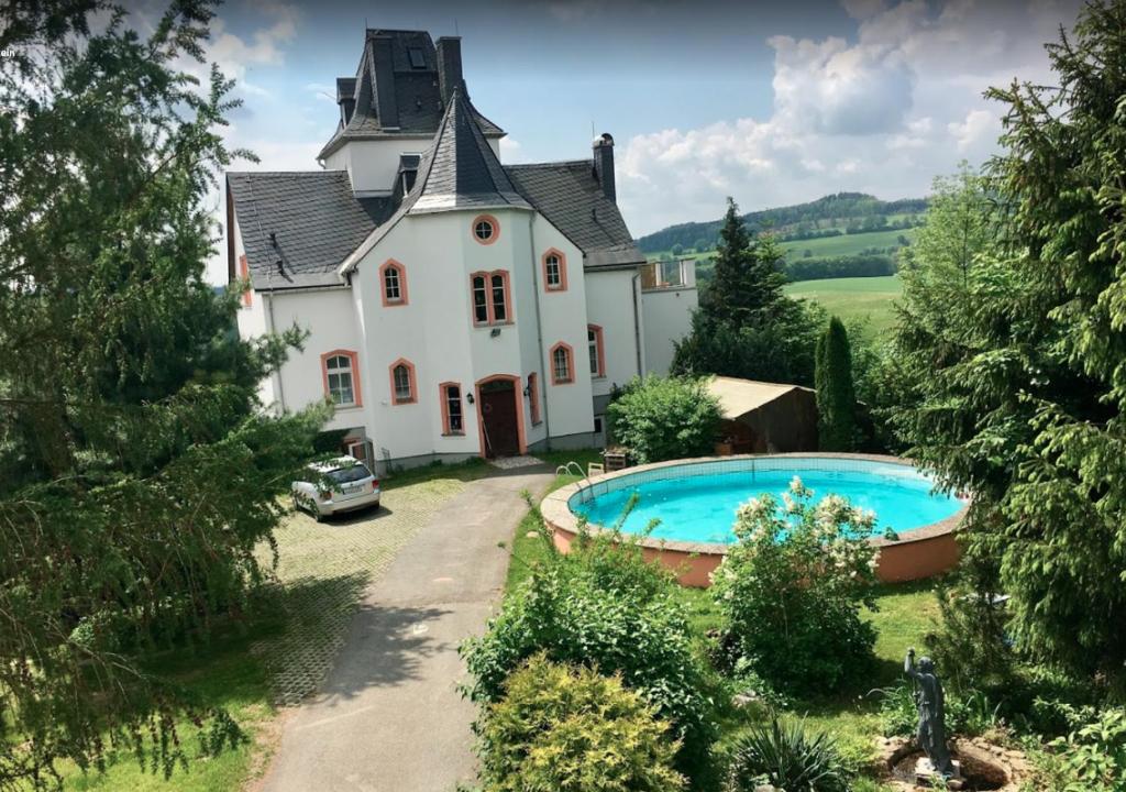 沃尔肯施泰因Villa Maxenstein的享有带游泳池的外部景致