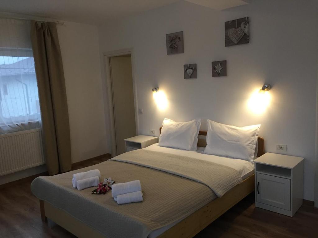 BragadiruTop Style Villa的一间卧室配有一张床,上面有两条毛巾