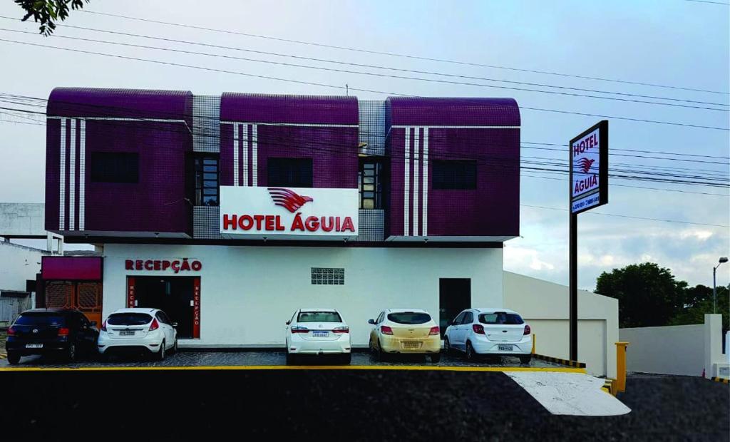 泰谢拉迪弗雷塔斯Hotel Águia的酒店客房前面设有停车场。