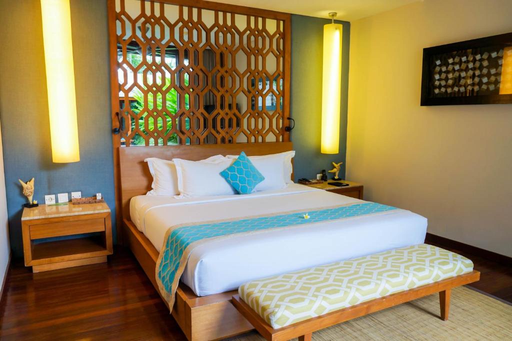 塞米亚克Maca Villas & Spa Bali的一间卧室设有一张大床和一个窗户。