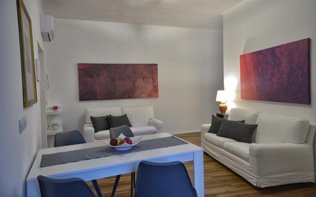 安德里亚Maison Sama '的客厅配有沙发和桌椅
