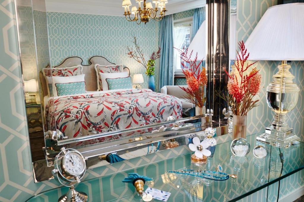 阿姆斯特丹艾斯特雷酒店的一间卧室配有一张床和一面大镜子