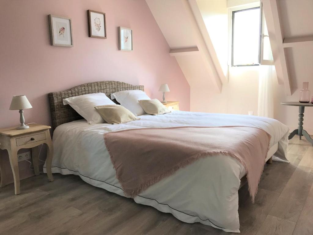 谢韦尔尼Au coeur des châteaux的一间卧室设有一张大床和一个窗户。