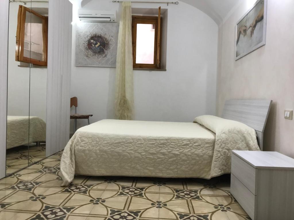 莫诺波利Sea Home的白色卧室配有床和镜子