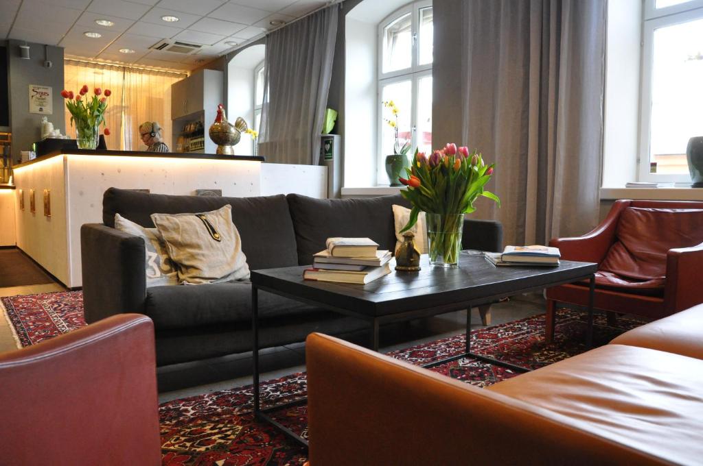 斯德哥尔摩STF Långholmen Hostel Corridor的客厅配有沙发和桌子