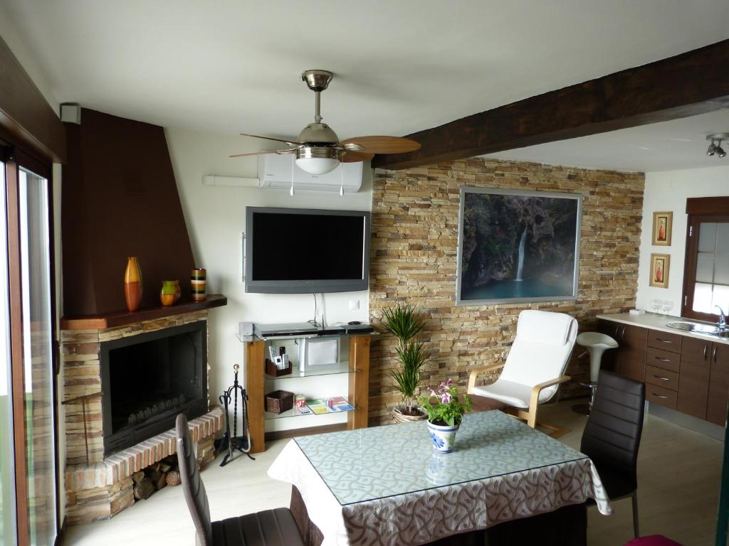 卡索拉Casa Rincón de Cazorla的客厅配有桌子和壁炉