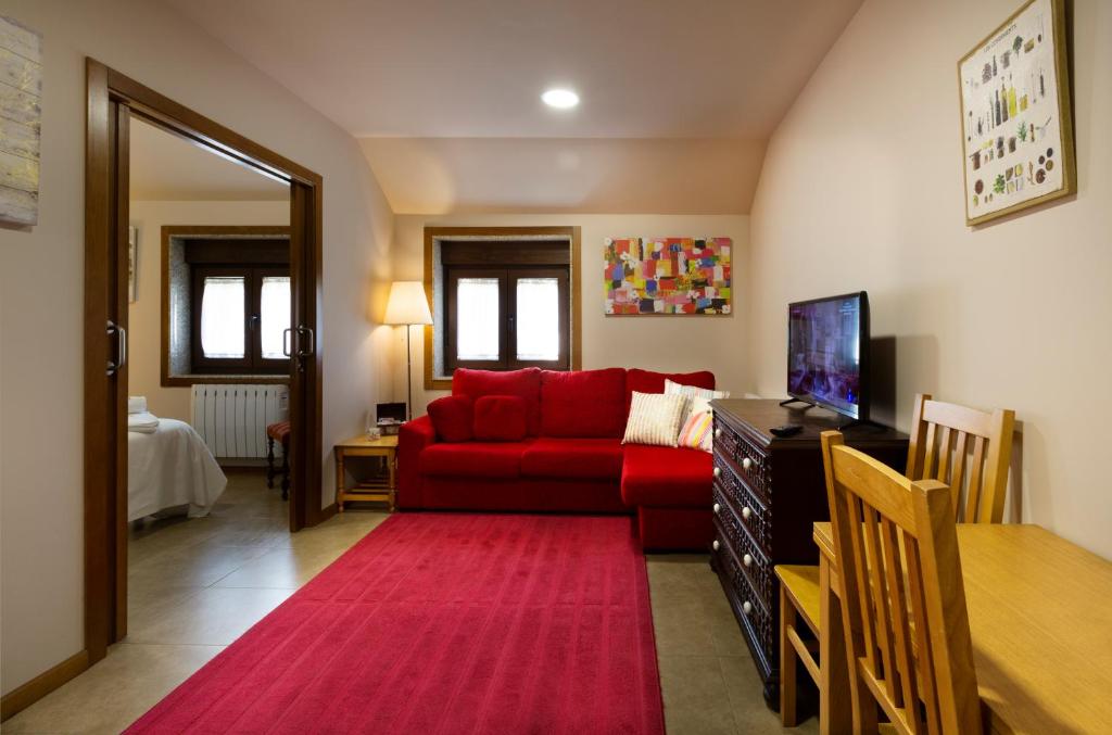 波伊奥马山塔公寓的客厅配有红色沙发和红色地毯