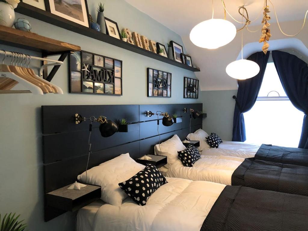 班多伦Sandy Cove Bundoran Sea Views Free Wifi Netflix Luxurious Apartment的蓝色墙壁客房的两张床
