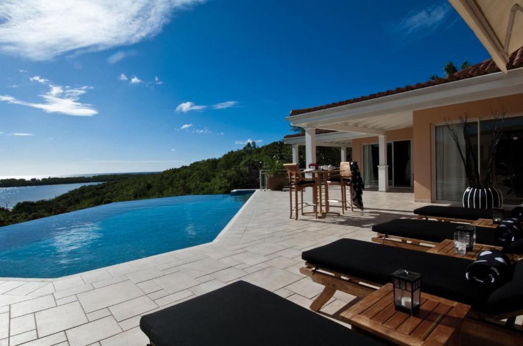 泰尔斯贝斯Dream Villa Terres Basses 543的一个带游泳池和房子的庭院