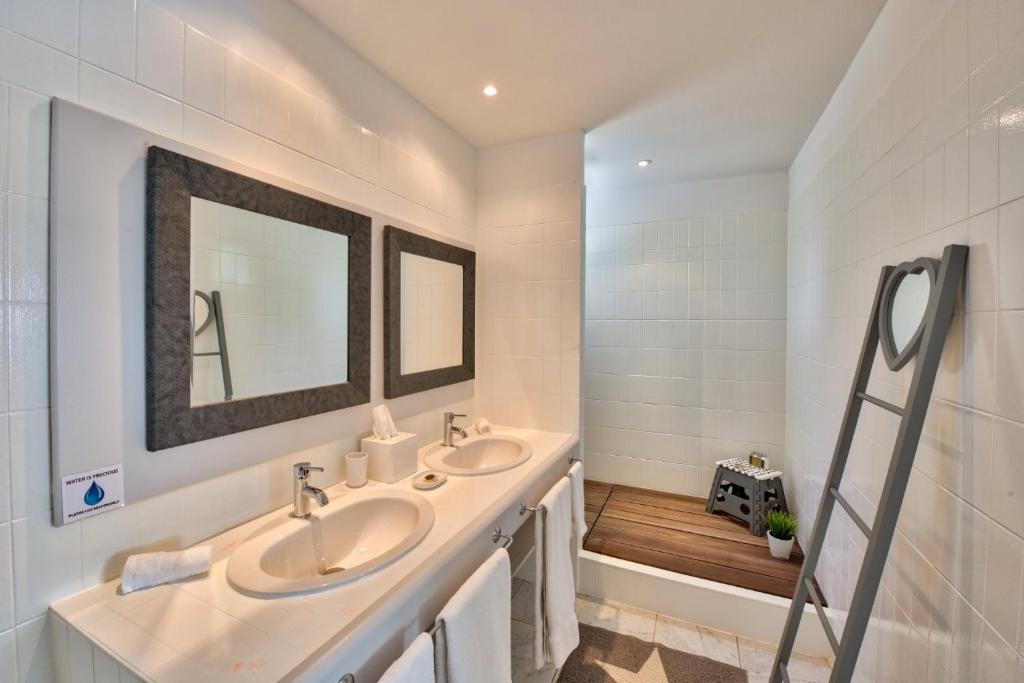 泰尔斯贝斯Dream Villa Terres Basses 540的浴室设有2个水槽和镜子