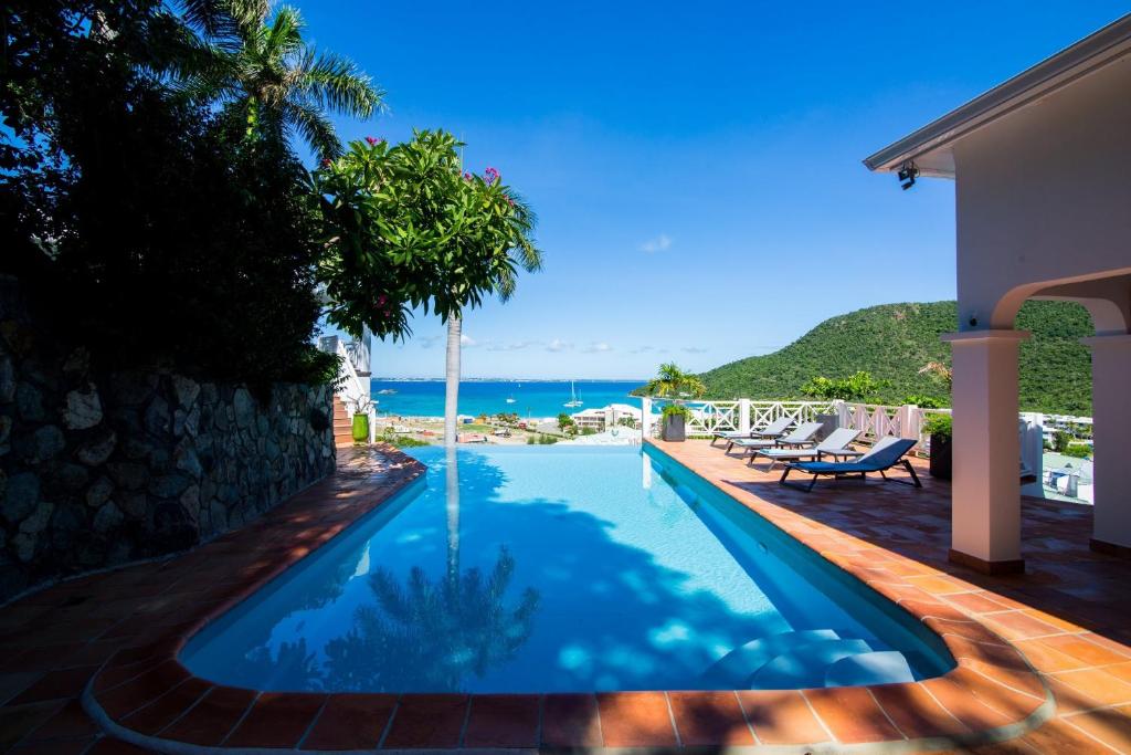 Anse Marcel Dream Villa Anse Marcel 546的海景游泳池