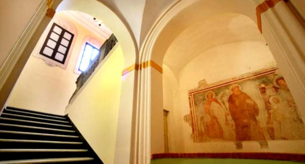 诺利皇家学院酒店的墙上画画的建筑物的楼梯