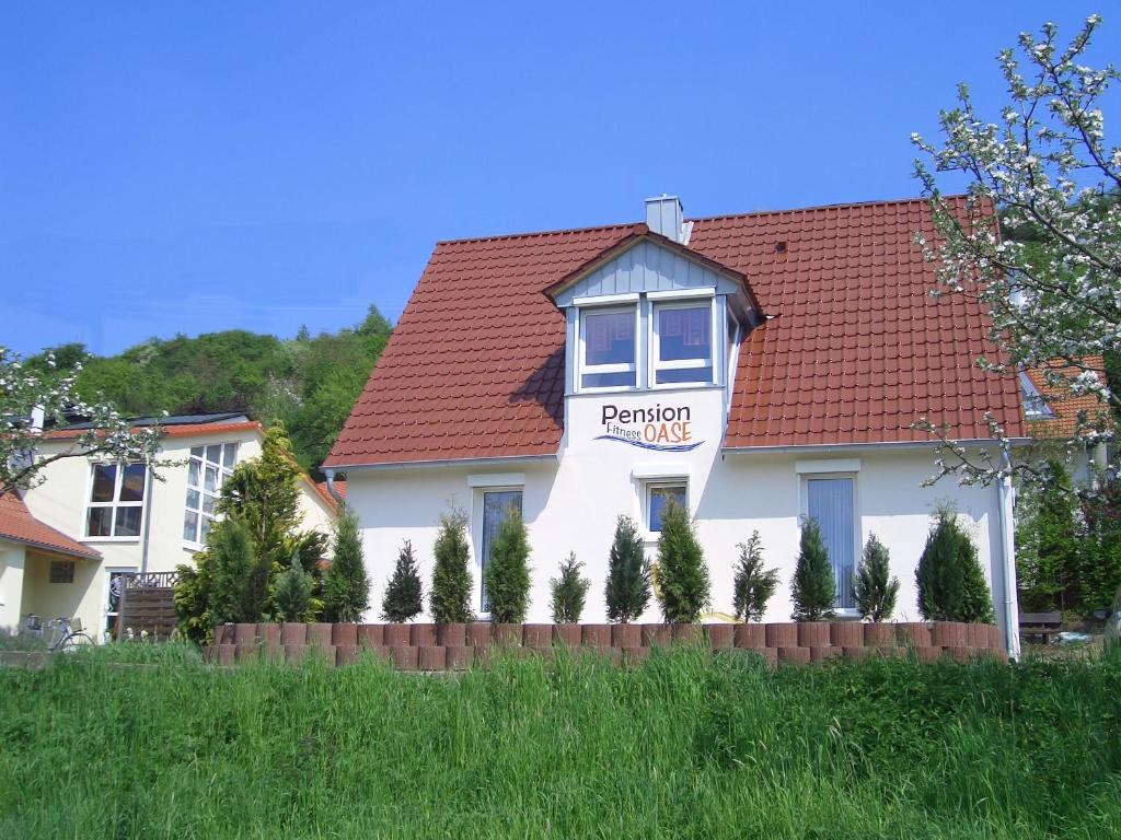 Eußenheim菲特尼所斯旅馆的白色房子,有红色屋顶