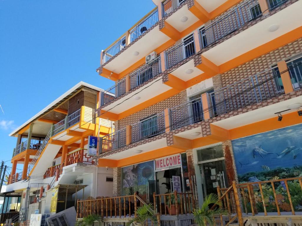库尔克岛享受旅馆的公寓大楼设有阳台和商店