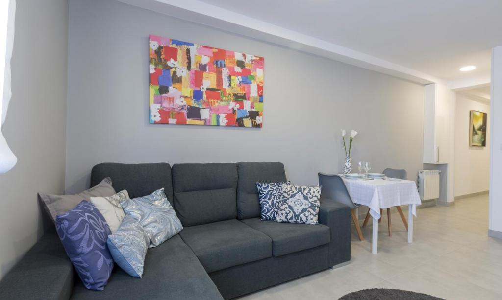庞特维德拉Alameda Home Pontevedra的客厅配有沙发和桌子