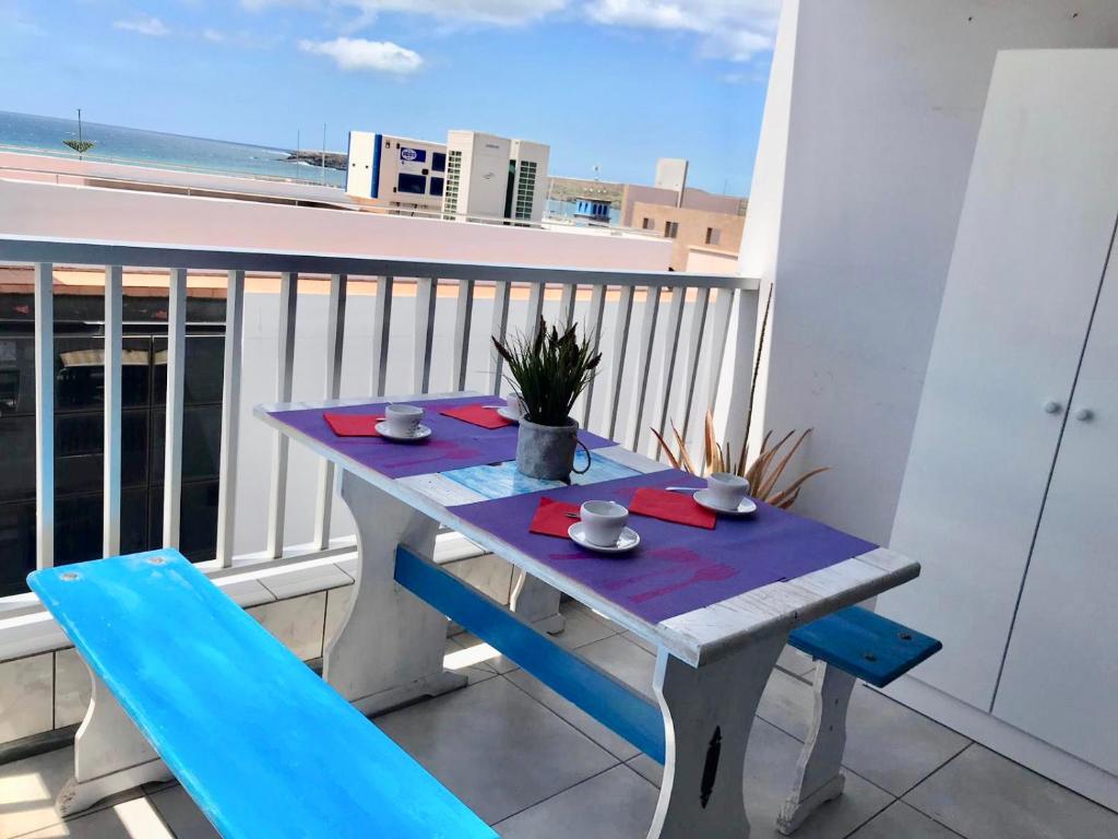阿罗纳Las Galletas Vista al mar con Wifi的海景阳台上的桌椅