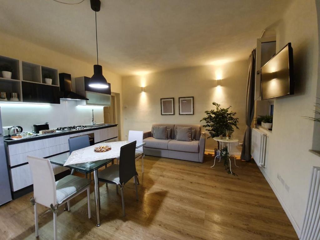 卢卡6 Via della Rosa的厨房以及带桌子和沙发的客厅。