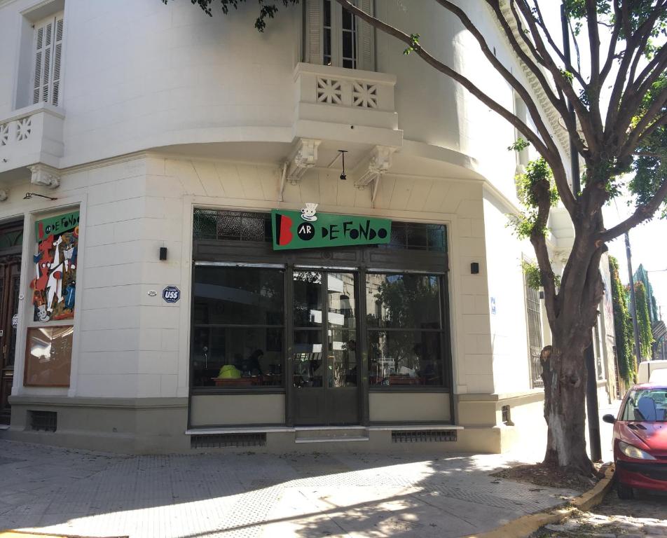 布宜诺斯艾利斯Bar de Fondo Suites的建筑物一侧有标志的商店