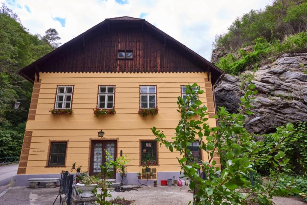 斯皮茨Haus zum Prater的棕色屋顶的黄色小房子