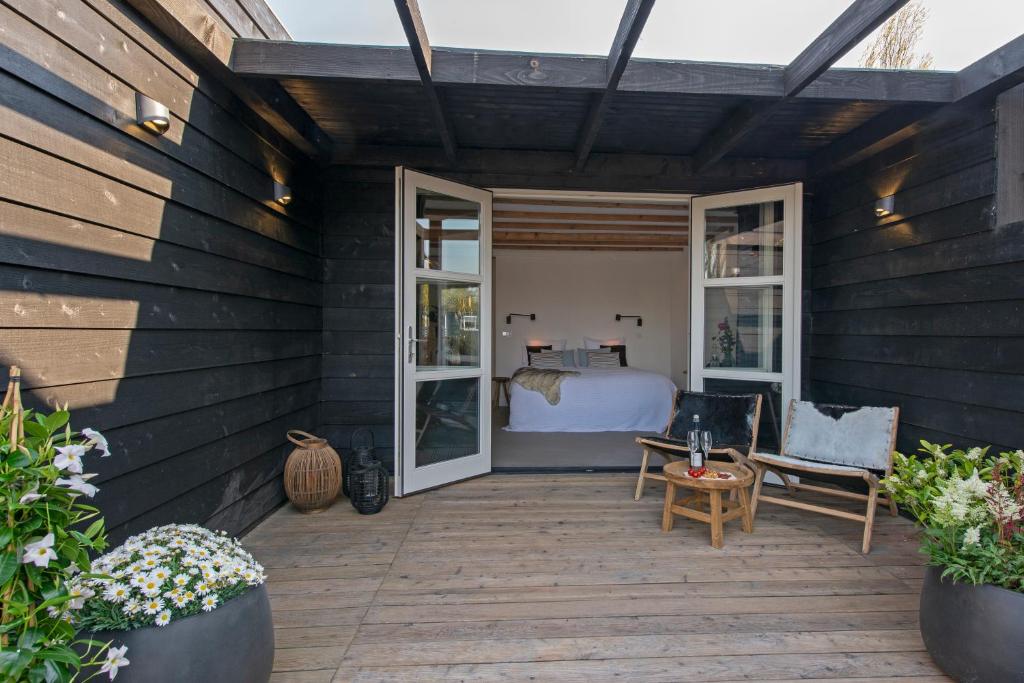 CruquiusStudio Haarlemenmeer的木制庭院内一间卧室,配有一张床