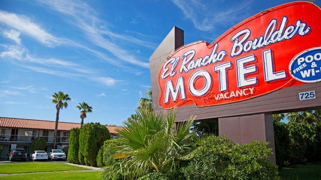 博尔德城El Rancho Boulder Motel的酒店前的汽车旅馆标志