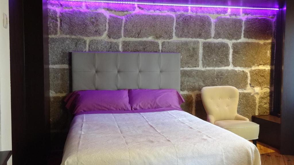 佩德拉希塔La Casita de Cayetana的一间卧室设有一张床和砖墙