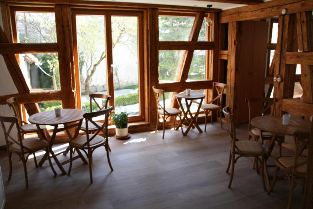 博登斯边的伊门施塔特Waldvogel Ferienzimmer klimatisiert的客房设有桌椅和窗户。