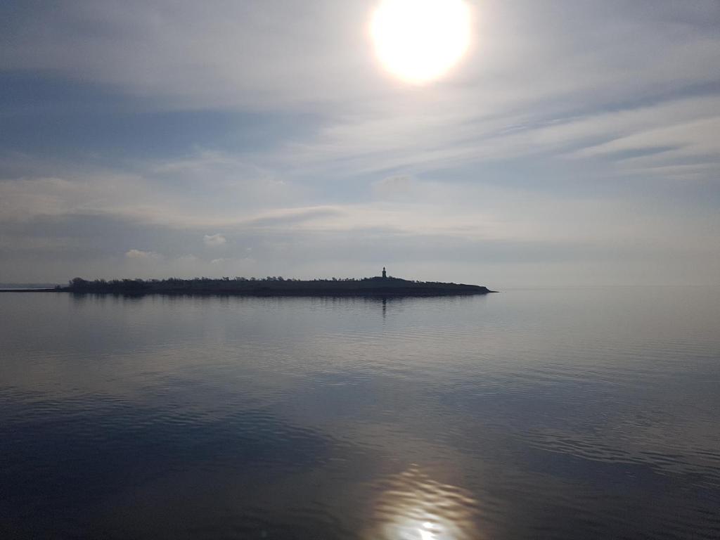 艾勒斯克宾Oestermark的水中的一个岛上的灯塔