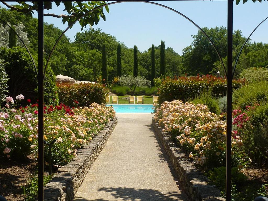 戈尔德马德拉赛南科尔酒店的一个带游泳池和鲜花的花园