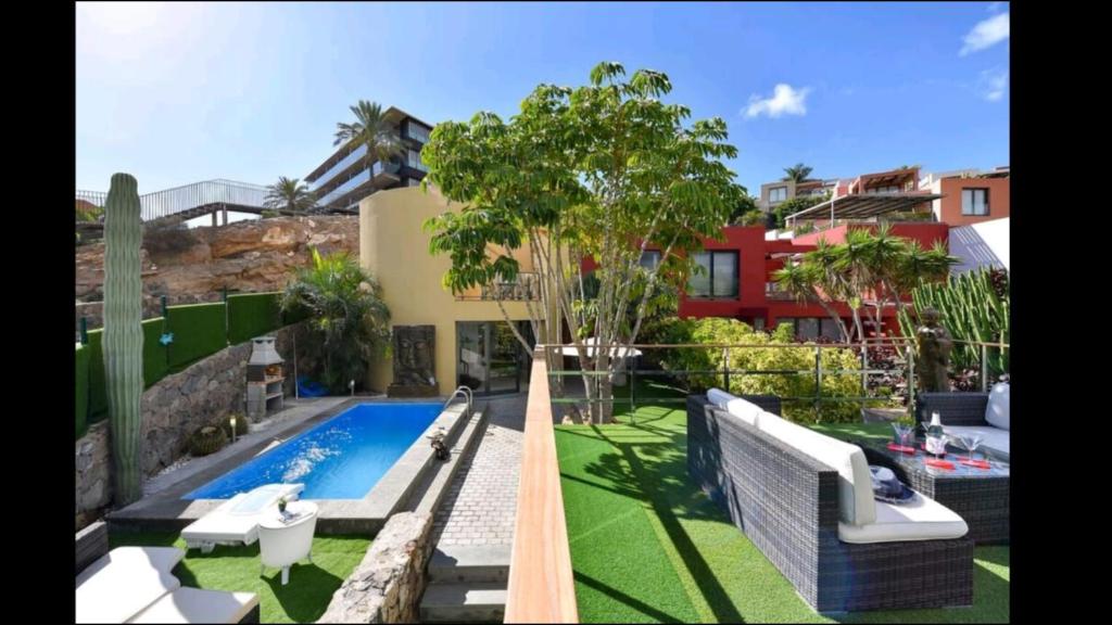 圣巴托洛梅Villa Las Terrazas 17•Exclusive Chill Out and Pool.的一个带游泳池和房子的后院