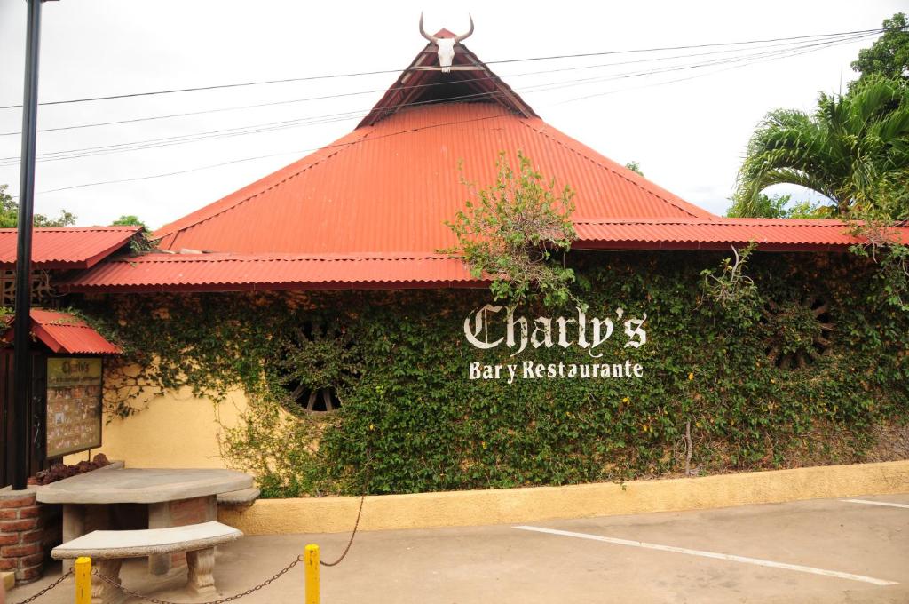 格拉纳达查理旅馆的大楼前带长凳的餐厅