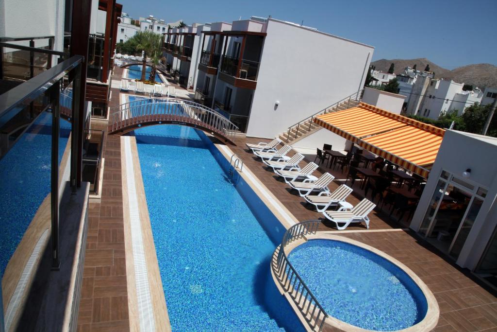 图尔古特雷斯Siesta Garden Apart Hotel的酒店设有带椅子和桥梁的游泳池