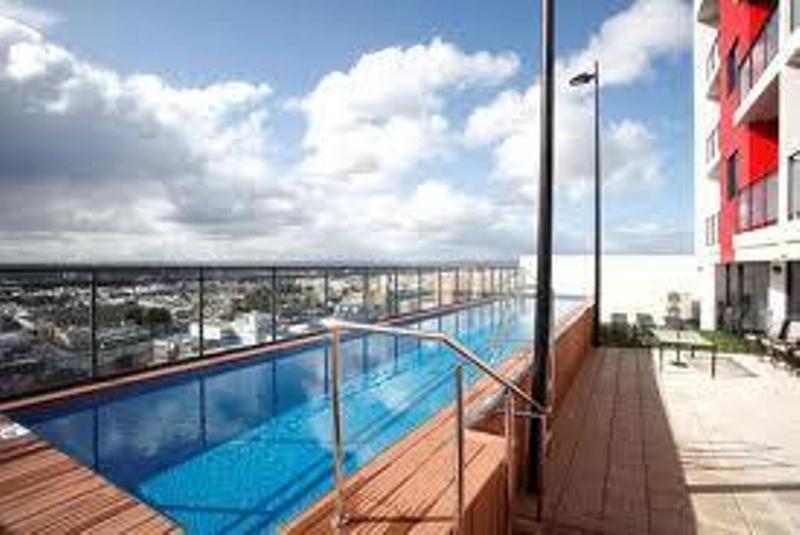 珀斯珀斯泽尼斯阿斯特拉公寓的大楼阳台上的游泳池