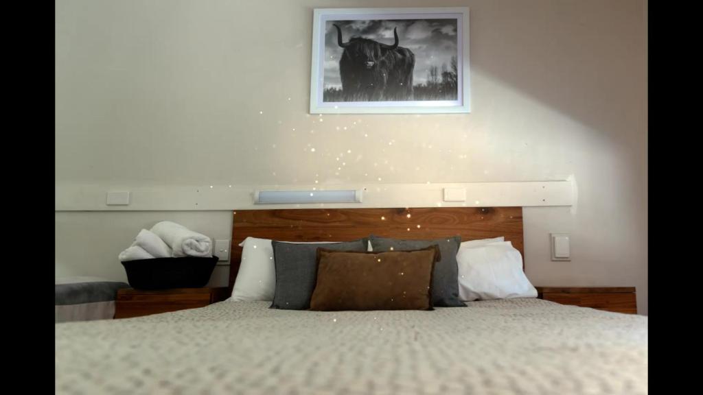 马其顿黑森林汽车旅馆的卧室配有一张床,墙上挂着一幅画