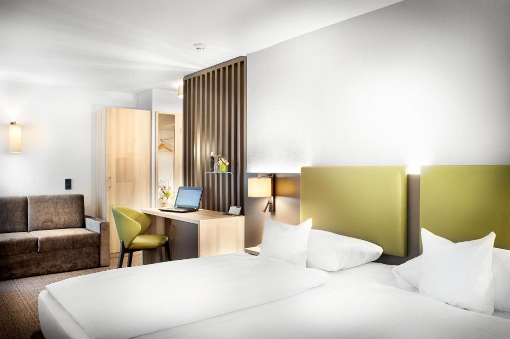 路德维希堡菲沃瑞特贝斯特韦斯特酒店的酒店客房配有两张床和一张书桌