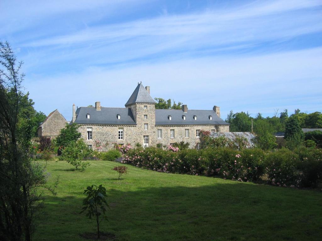 HillionChambres d'hôtes Château de Bonabry的绿草丛中的一座大城堡