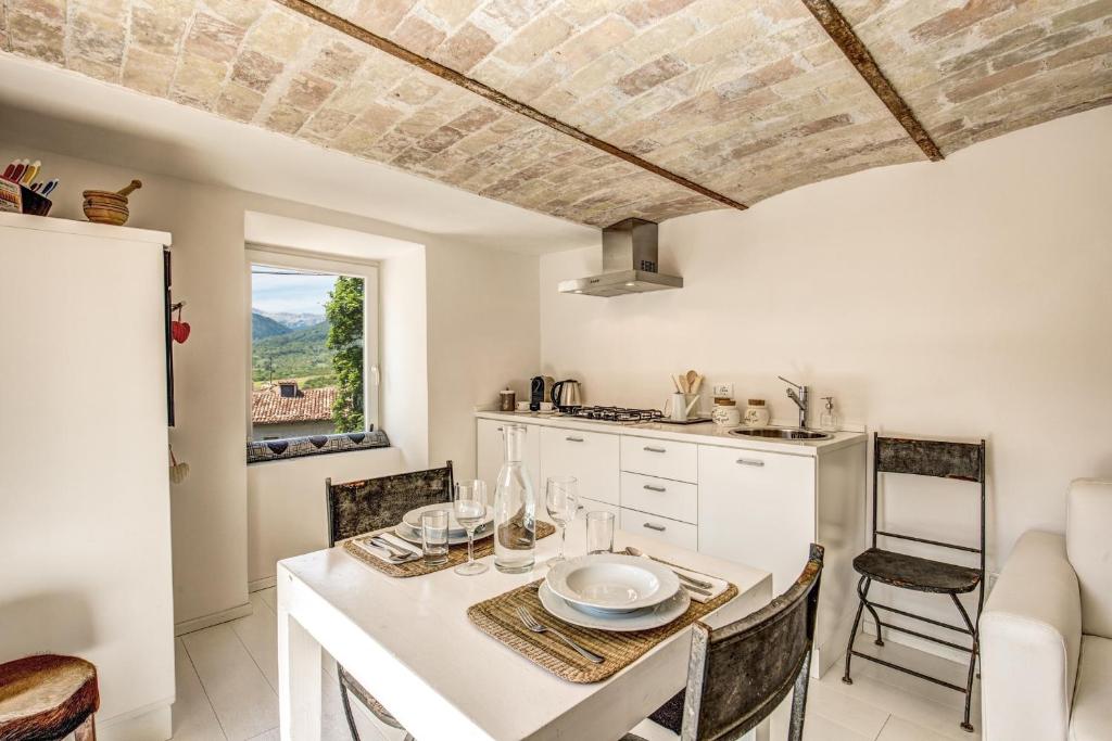 罗卡迪梅佐Appartamento di design con vista sui monti的厨房以及带桌椅的用餐室。