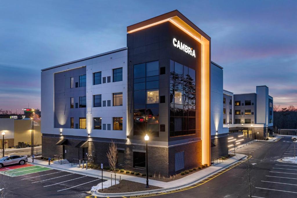 汉诺瓦Cambria Hotel - Arundel Mills BWI Airport的停车场上标有标志的建筑