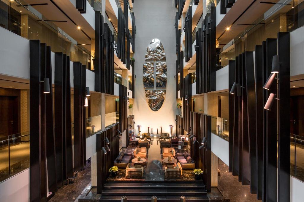 迪拜The Canvas Dubai - MGallery Hotel Collection的餐厅的用餐大厅的景色