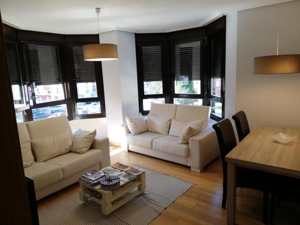 La PenillaCabárceno的客厅配有2张白色沙发和1张桌子