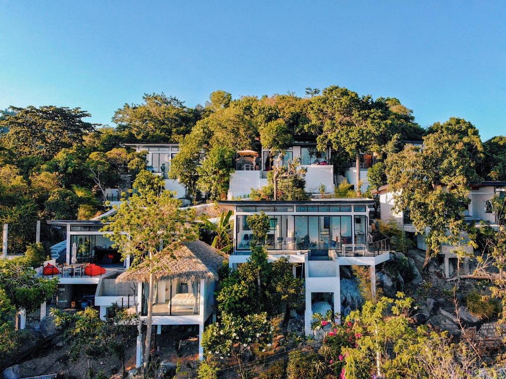 涛岛Pahili Pool Villas - SHA Plus的山丘上房屋的空中景致