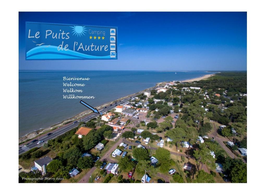 滨海圣帕莱Camping Le Puits de l'Auture的海滩海岸线的空中景观