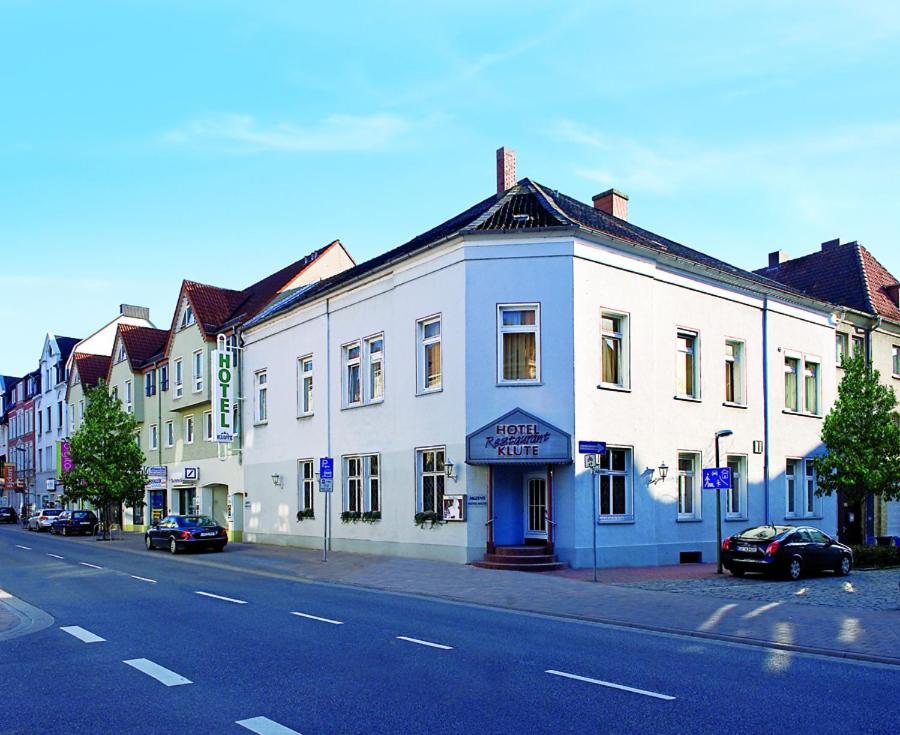 奥斯纳布吕克克鲁特酒店的街道边的白色大建筑