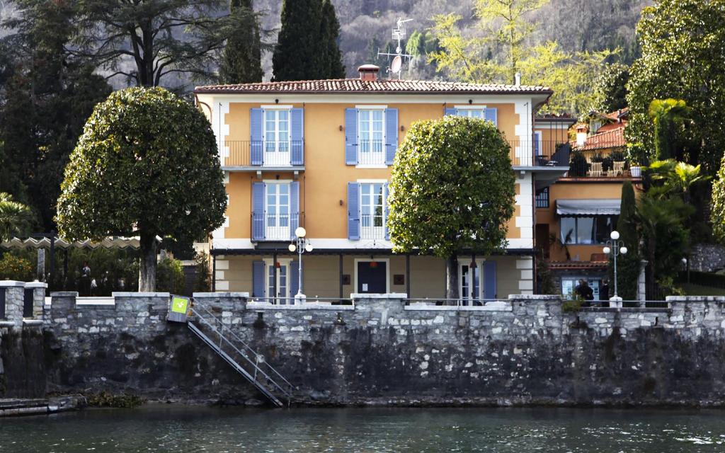 卡尼洛瑞维拉阿兰希奥马洛酒店的河边的黄色房子
