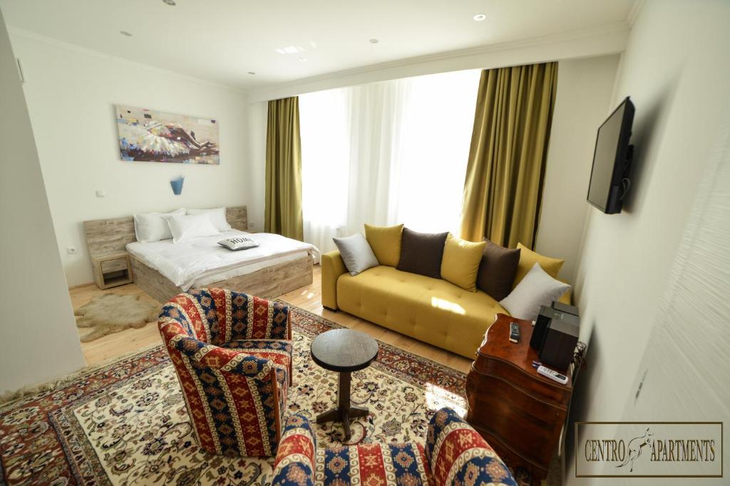斯雷姆斯卡米特罗维察Centro Apartments的客厅配有沙发和1张床