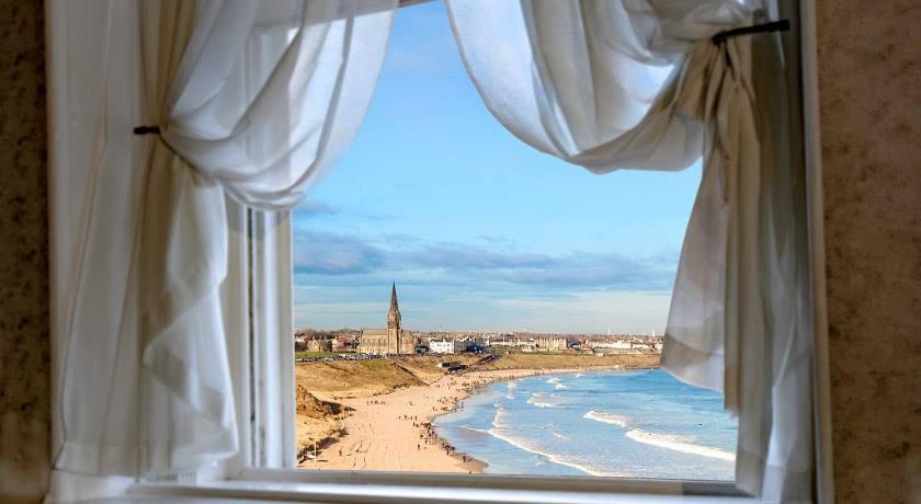泰恩茅斯泰恩茅斯大酒店 的享有海滩和海洋景致的窗户。