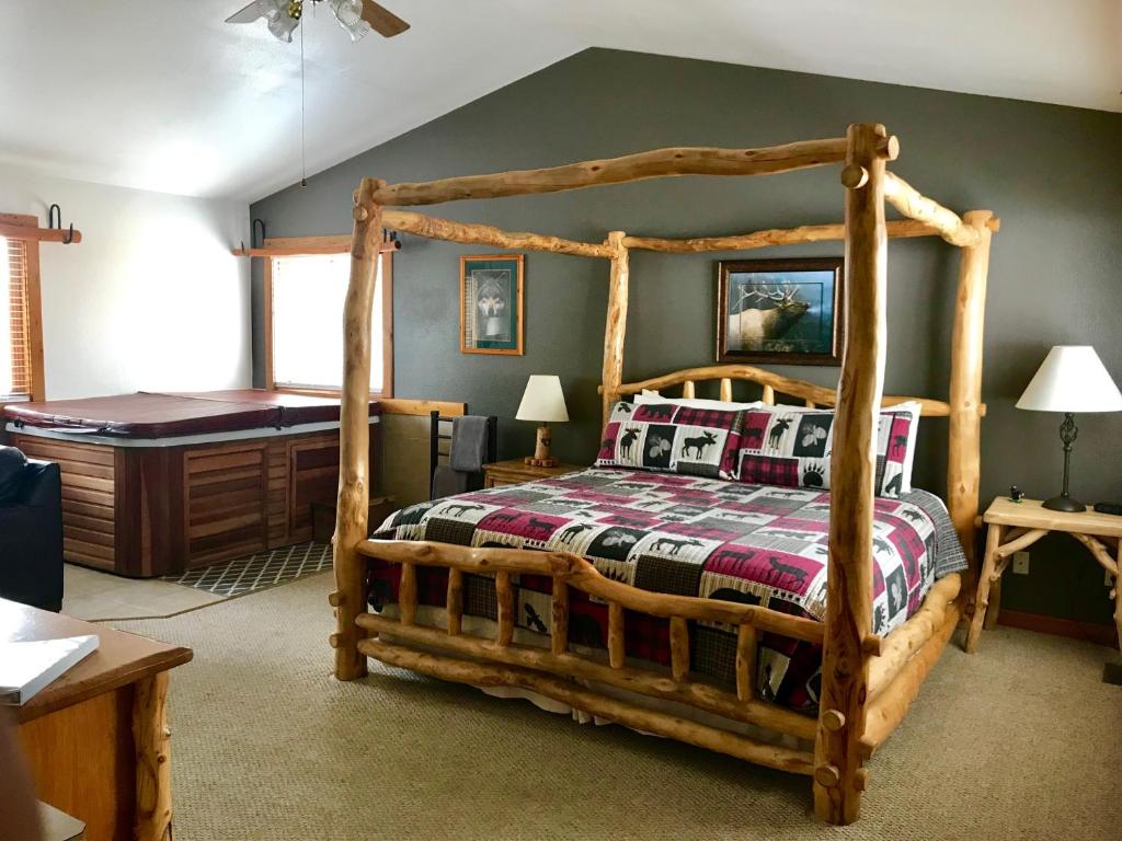 埃斯蒂斯帕克Mountain Shadows Resort的一间卧室配有一张木床和木架