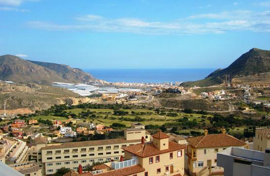 比卡尔Apartamentos Deluxe Roquetas de Mar con Golf y Piscina Climatizada, Parking privado的享有山脉和海洋的城市美景。
